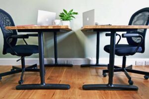 desks face chair 2x 300x200