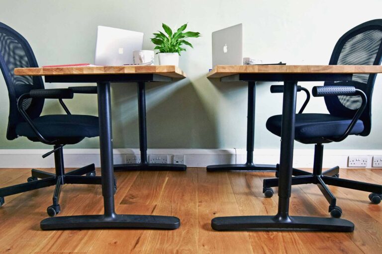 desks face chair 2x 768x512