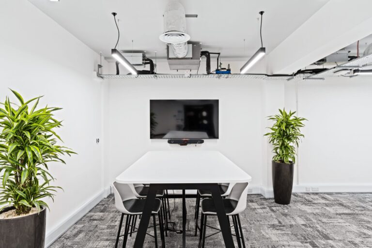 Hot Desk Area scaled 1 768x512