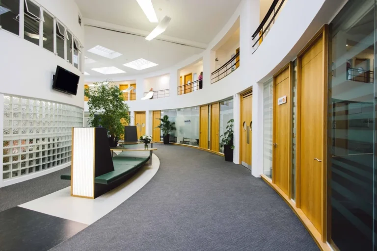 OregaGatwick CommunalArea2 768x512