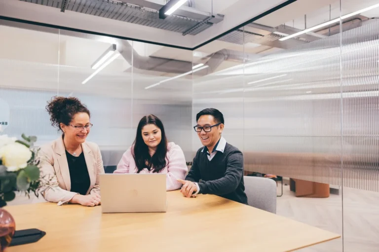 OregaTheTootalBuildings MeetingRoom WithPeople 768x512