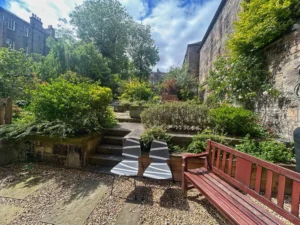 Period building with private garden in edinburgh for rent
