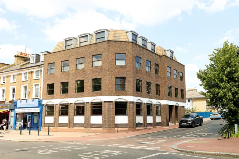 0B9A2598 768x512