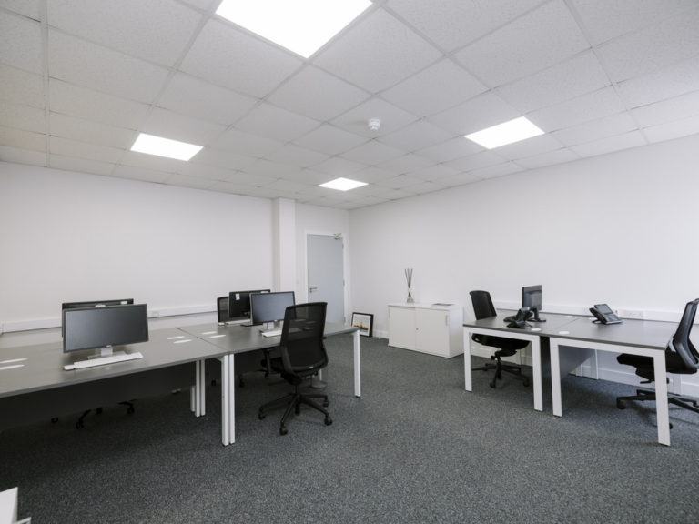 Show office4 4499d114edd6ecdcbaf338397f01a9eb 768x576