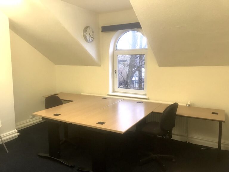 Suite 303 2 desks of 4 768x576